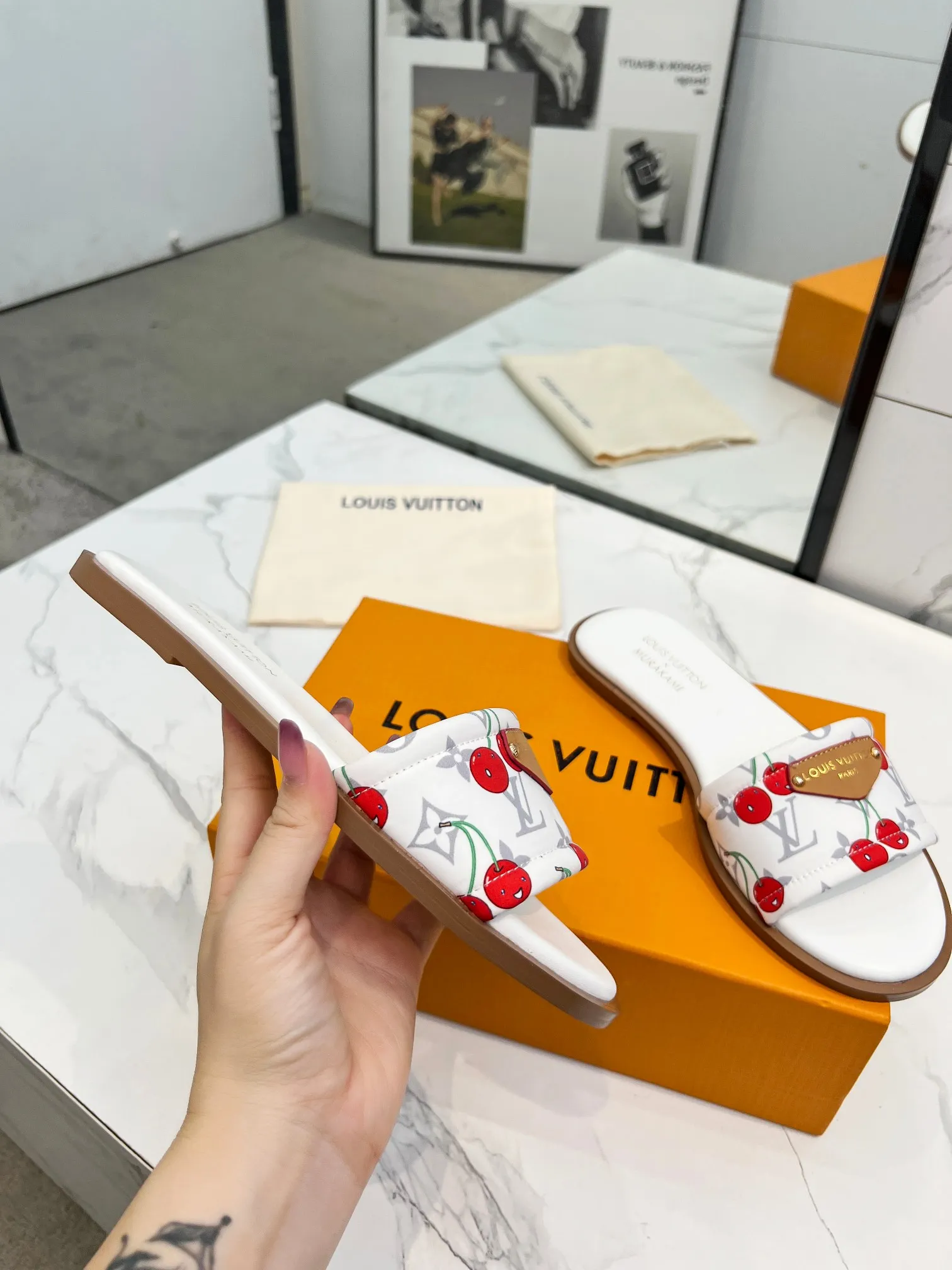 👟👟Ex-factory price 320👟👟 Genuine leather sole +40 Louis Vuitton, 1:1 advanced customization upper, fabric: customized LV special fabric, lining: sheepskin, original molding hardware, code number: 35-42, order with pictures, welcome to send pictures to place an order,